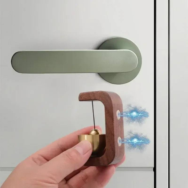 جرس الباب الخشبي
