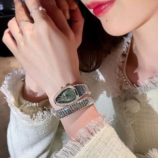 ساعة الأناقة النسائية بتصميم الأفعى الفاخر